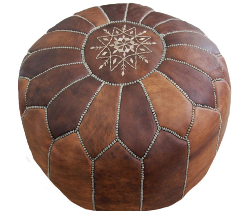 Poufs en cuir traditionnel en couleurs